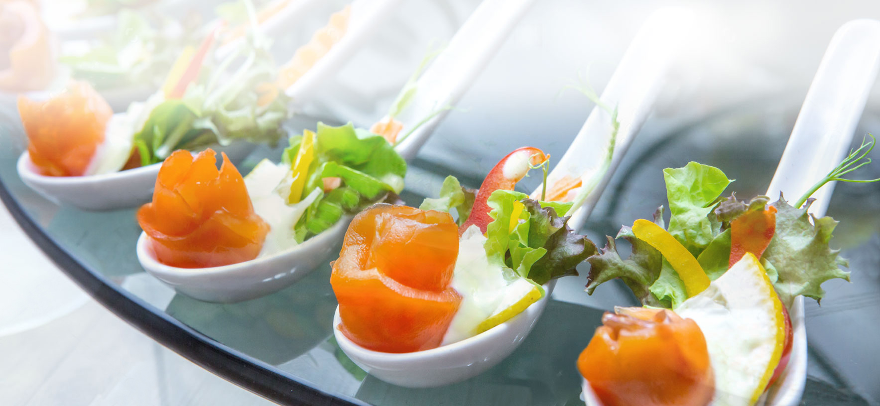 Gemüse Fingerfood in Löffeln serviert
